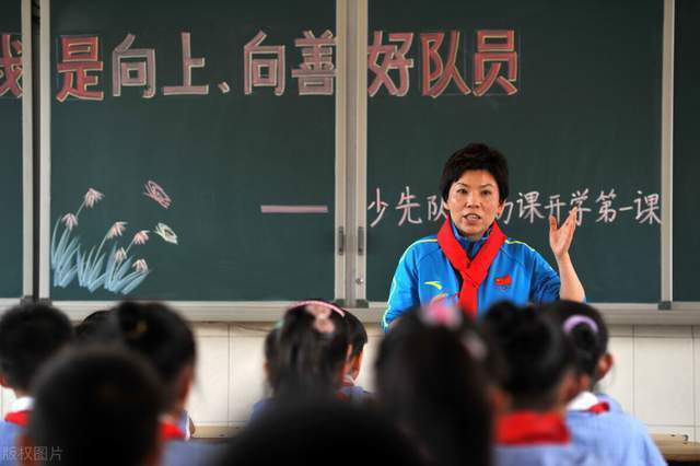 在视频里，外星人袭击地球，惊奇队长理所当然地成为了抗击外星人的第一人